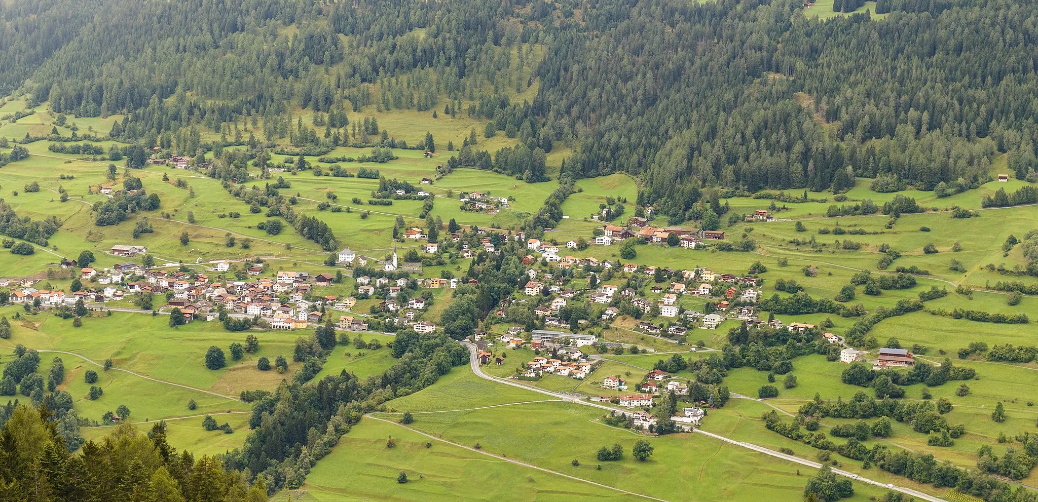 Photo showing: Mountain trip from Churwalden Mittelberg (1500 meter) via Ranculier and Praden towards Tschiertschen. View of Malix.