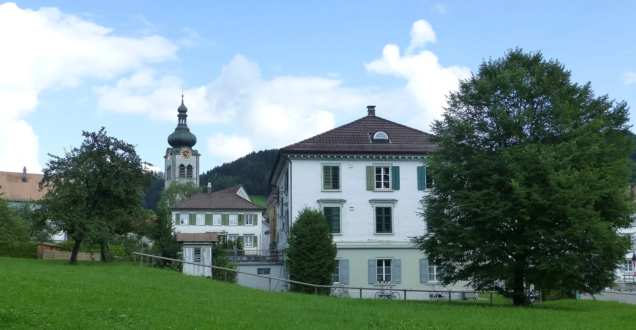 Photo showing: Large house and oinion tower church in Bühler AR, Switzerland.