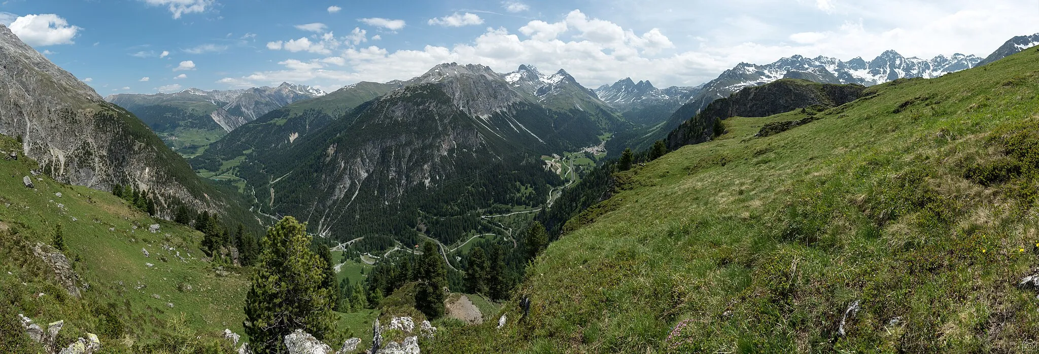 Photo showing: View of the Albula Railway between Bergün and Preda, part of the UNESCO world heritage.
Well shown the sinuous, winding line, which nearly doubles the length of the railroad compared to the linear distance for the decrease of the gradient.