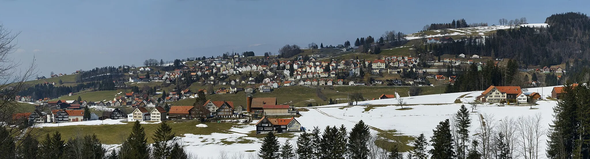 Photo showing: Panoramic views over the village Rehetobel. In the upper right corner of the picture of Gupf.