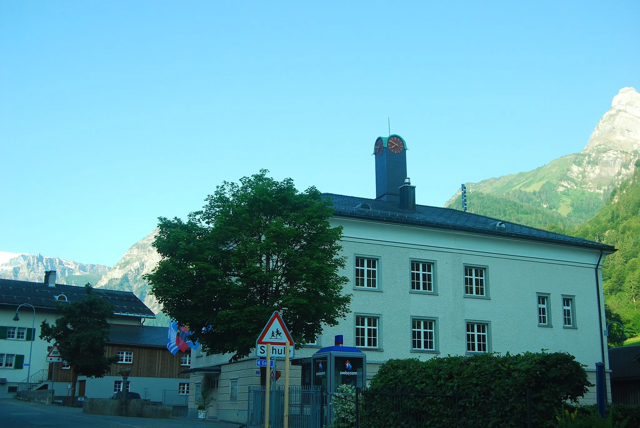 Photo showing: School of Rüti, canton of Glarus, Switzerland