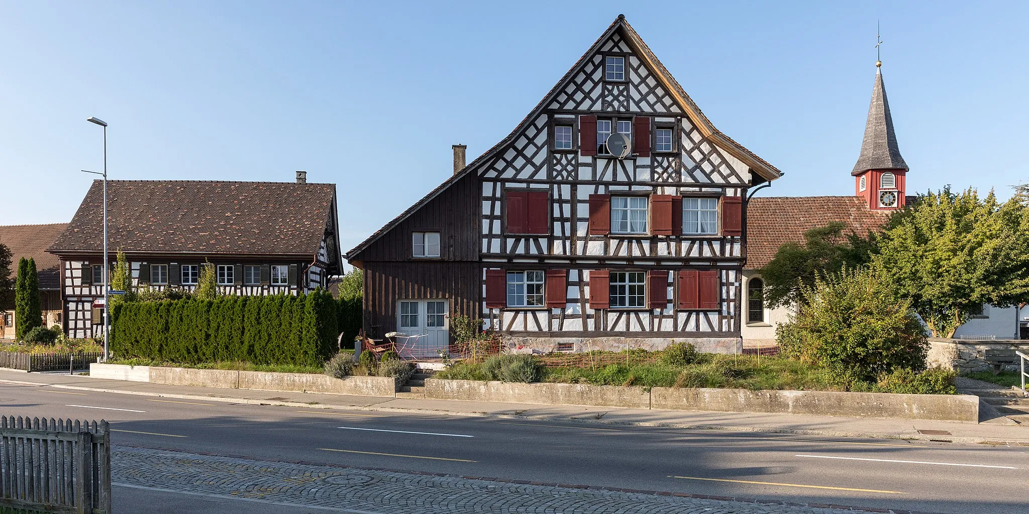 Photo showing: Amriswilerstrasse (66 & 64) in Steinebrunn mit Messmerhaus und Gallus-Kapelle.