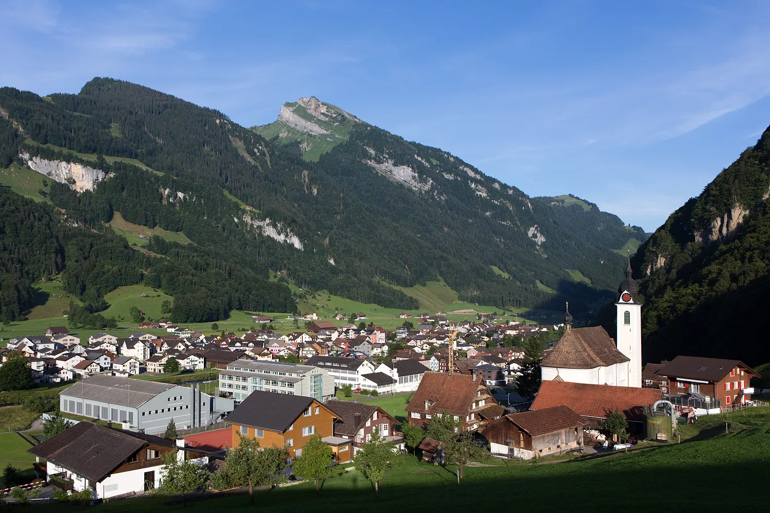 Photo showing: Die Dorfteile Wil und Schachen von Muotathal mit Pfarrkirche und Schulanlage