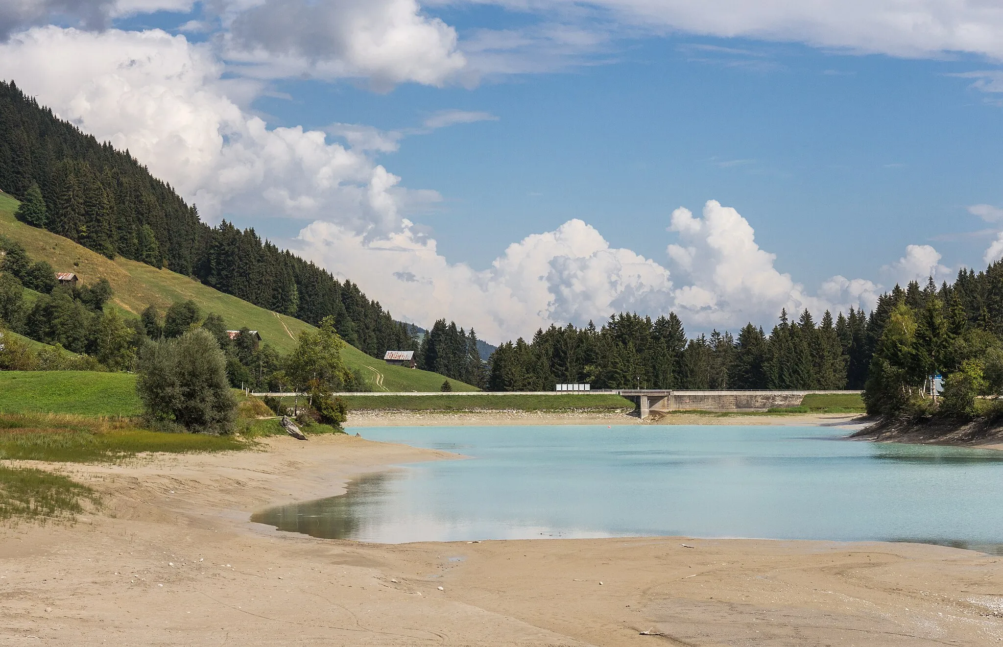 Photo showing: Breil-Brigels. Lag da Breil. Reservoir with currently low water level.