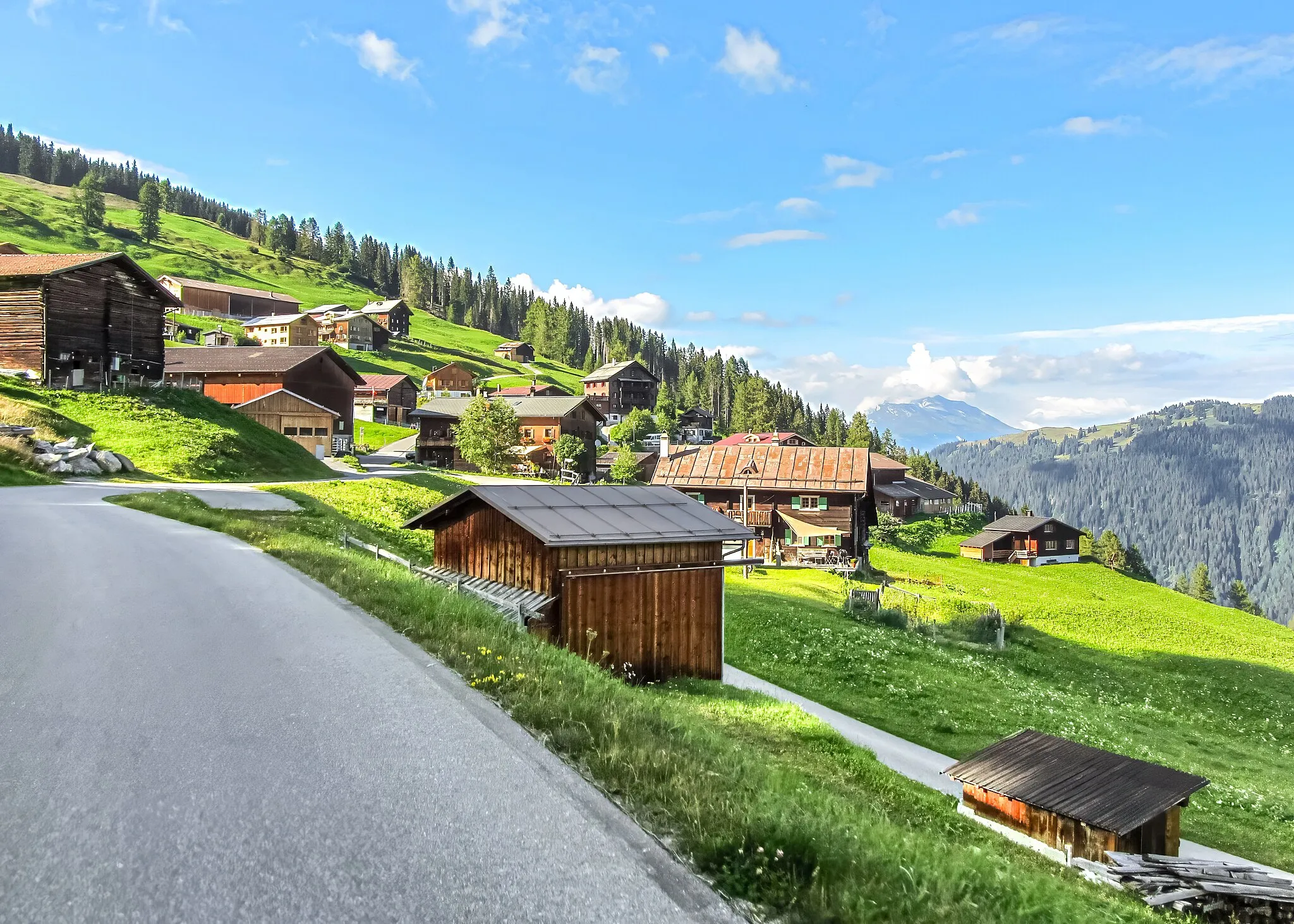 Photo showing: The second largest cluster of homes and barns in the small Swiss village of Tenna (population: ~110).