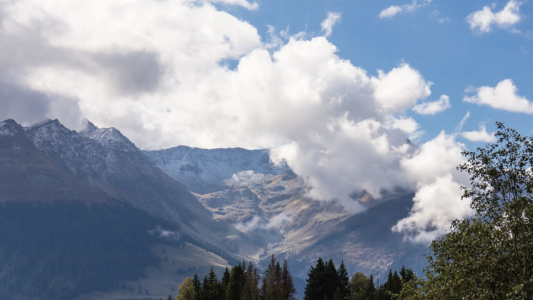 Photo showing: Alp da Schlans 1760m. View of the north side of the valley.