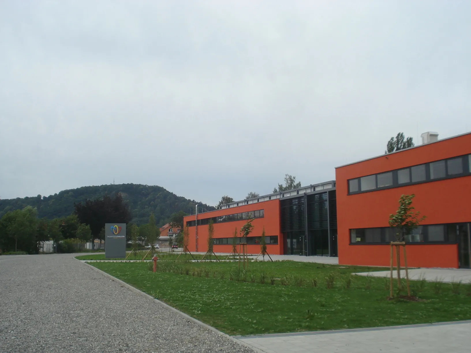 Photo showing: Einweihung 2012, im Hintergrund der Hausberg Rosenegg