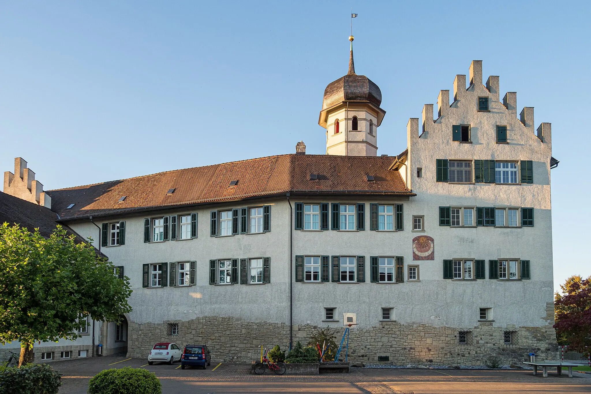 Photo showing: Das Schloss Bürglen TG aus dem 13. bzw. 16. Jahrhundert wird heute als Schulgebäude von der Primarschule und Sekundarschule Bürglen genutzt.