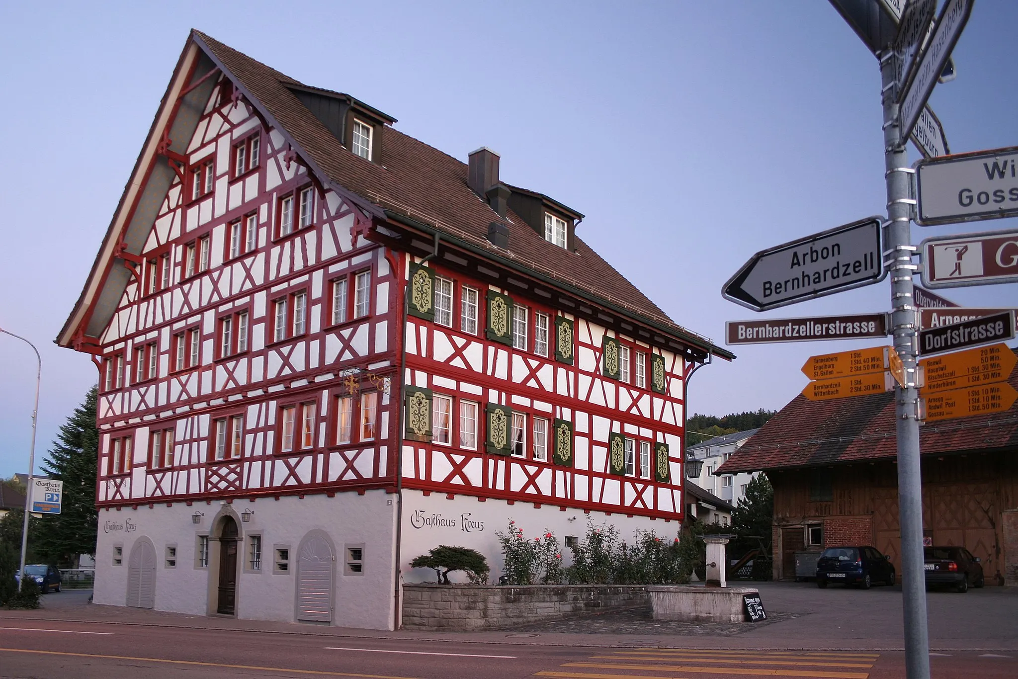 Photo showing: Der Gasthof (Hotel-Restaurant) Kreuz an der Dorfkreuzung von Waldkirch (SG), Schweiz