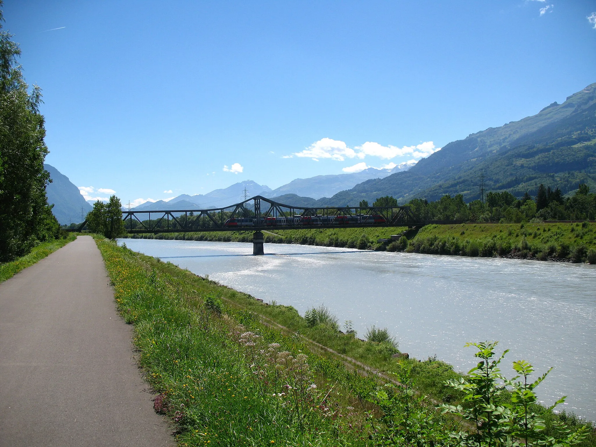 Photo showing: An Austrian EMU 4024 (Bombardier Talent) of the ÖBB is crossing the Rhine and the border of Liechtenstein and Switzerland, seen from the Rhine Causeway at Schaan-Vaduz