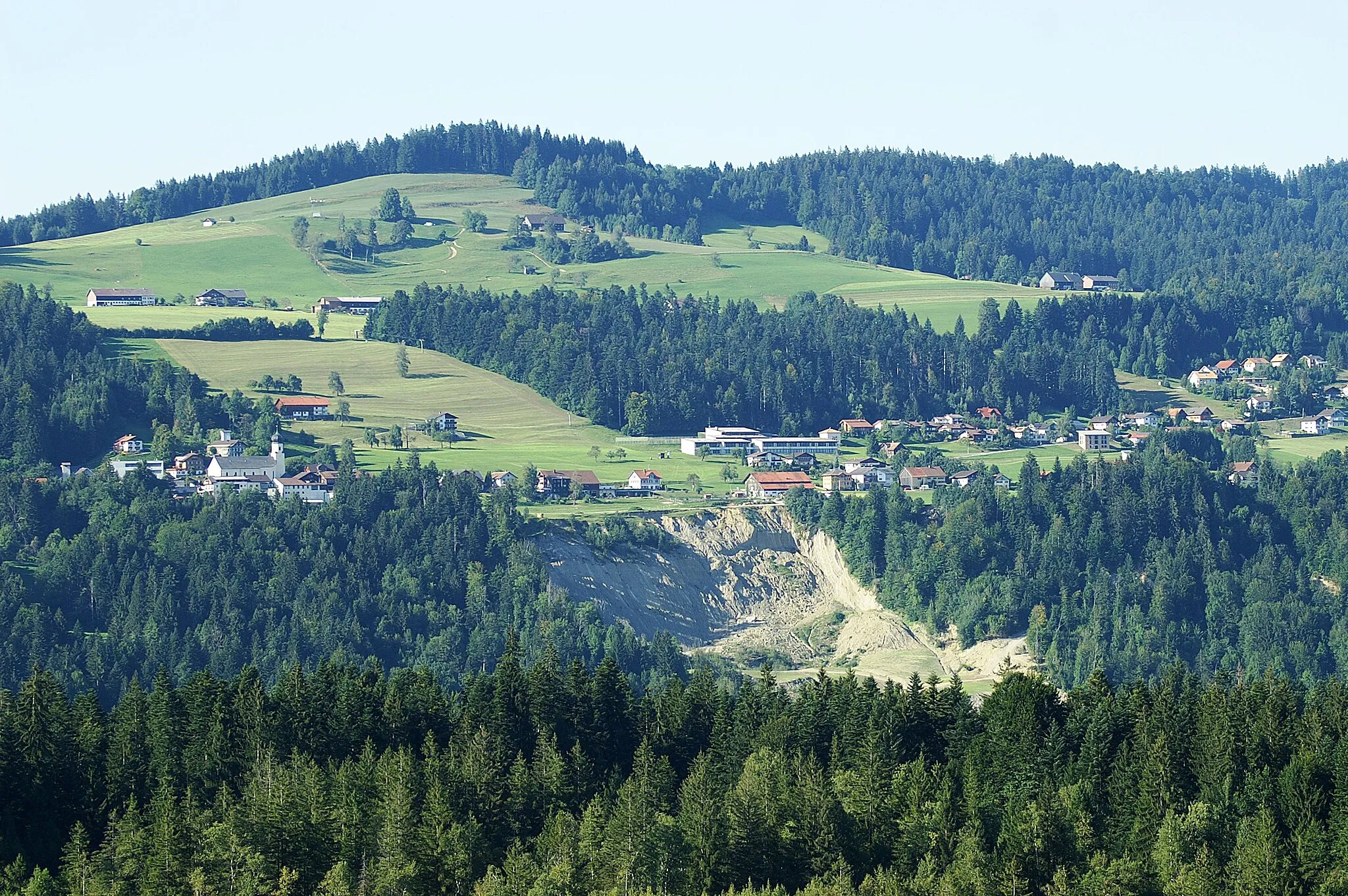 Photo showing: Insgesamt sind am 25.02.2007 auf rund 800 Metern Länge und 380 Metern Breite gut 200.000 Quadratmeter Gestein in Bewegung geraten. Die größte Verschiebung gab es am Donnerstag, da rutschte der Hang innerhalb von 24 Stunden nahezu 17 Meter ab. [1] Im Zentrum der Gemeinde Doren im Bregenzerwald “Blick von Englen der Gemeinde Langenegg”.