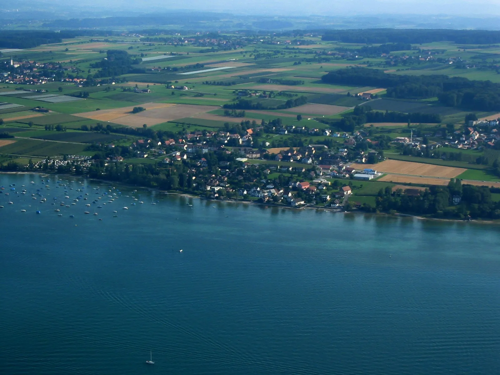 Photo showing: Switzerland, Thurgau, impressions of a flight with airship D-LZZR. Landschlacht in the foreground, Altnau to the left.