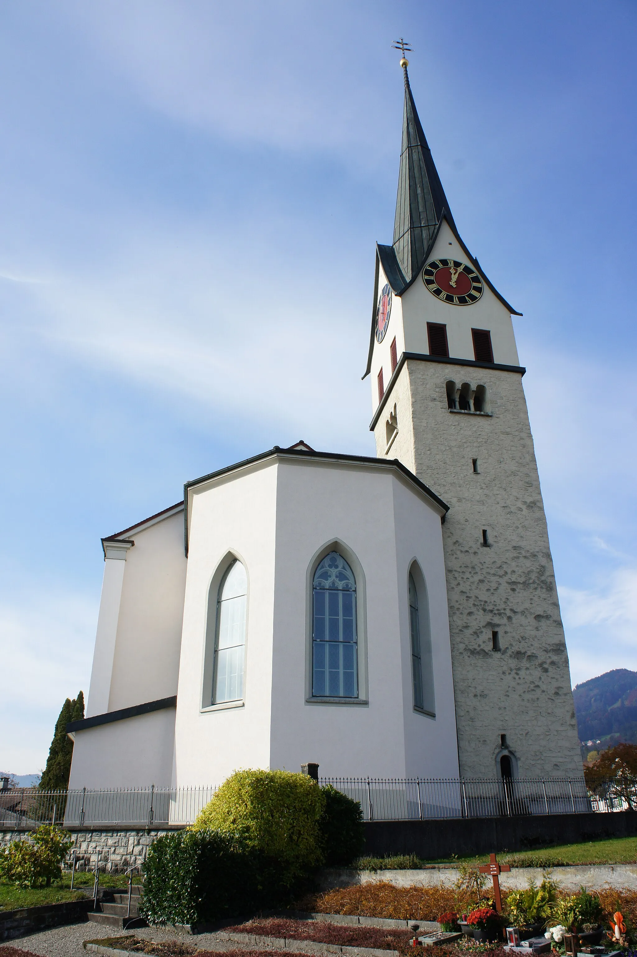 Photo showing: Blick aus Osten auf die kath. Kirche in Marbach. Rechts von der Apsis steht der Kirchturm, der im Gegensatz zur Kirche im unteren Teil nicht verputzt ist. Im Vordergrund ein Teil des Friedhofes.