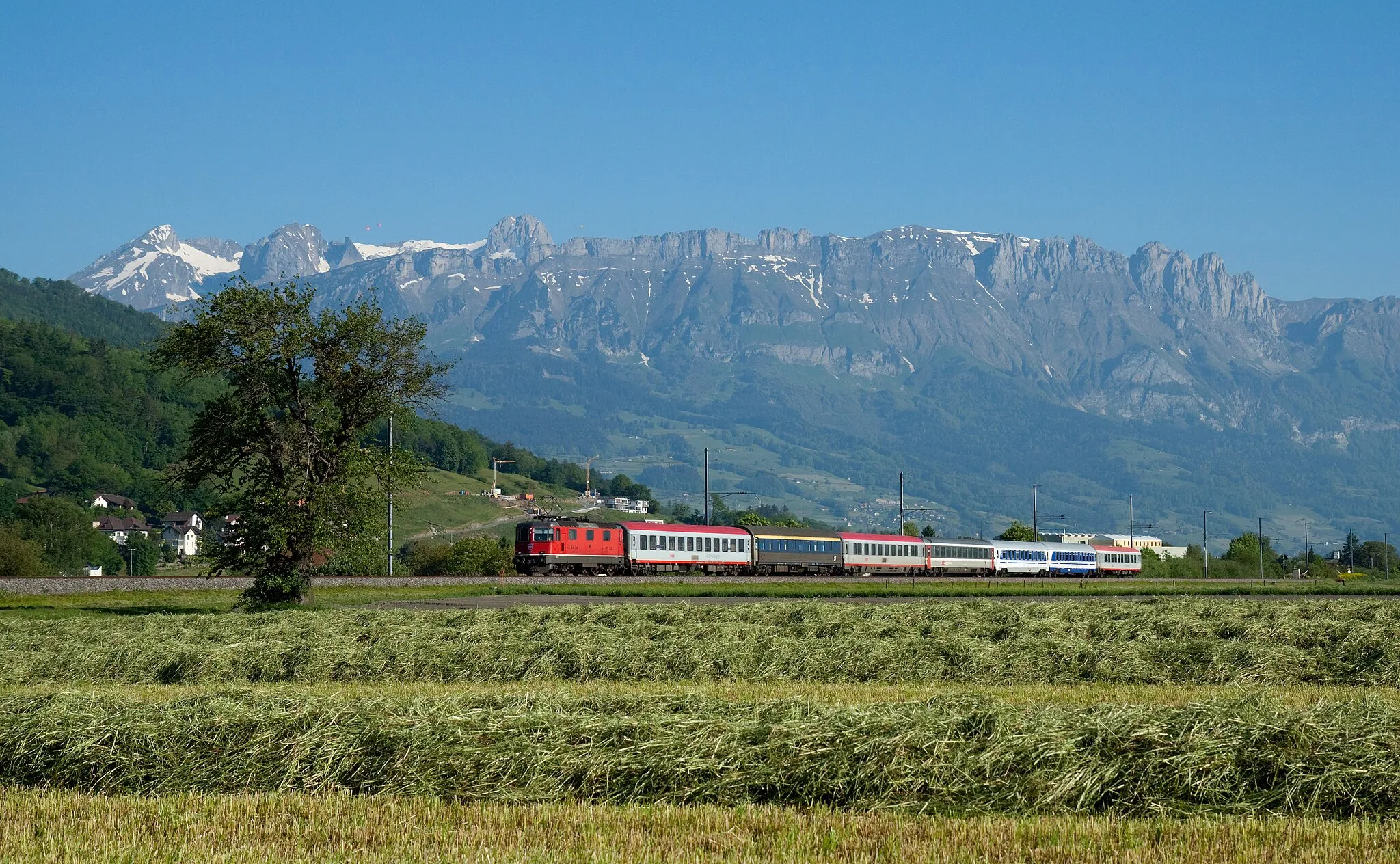 Photo showing: SBB Re 420 with the EuroNight "Zürichsee" from Zagreb/Belgrad to Zurich between Buchs SG and Sevelen, Switzerland.