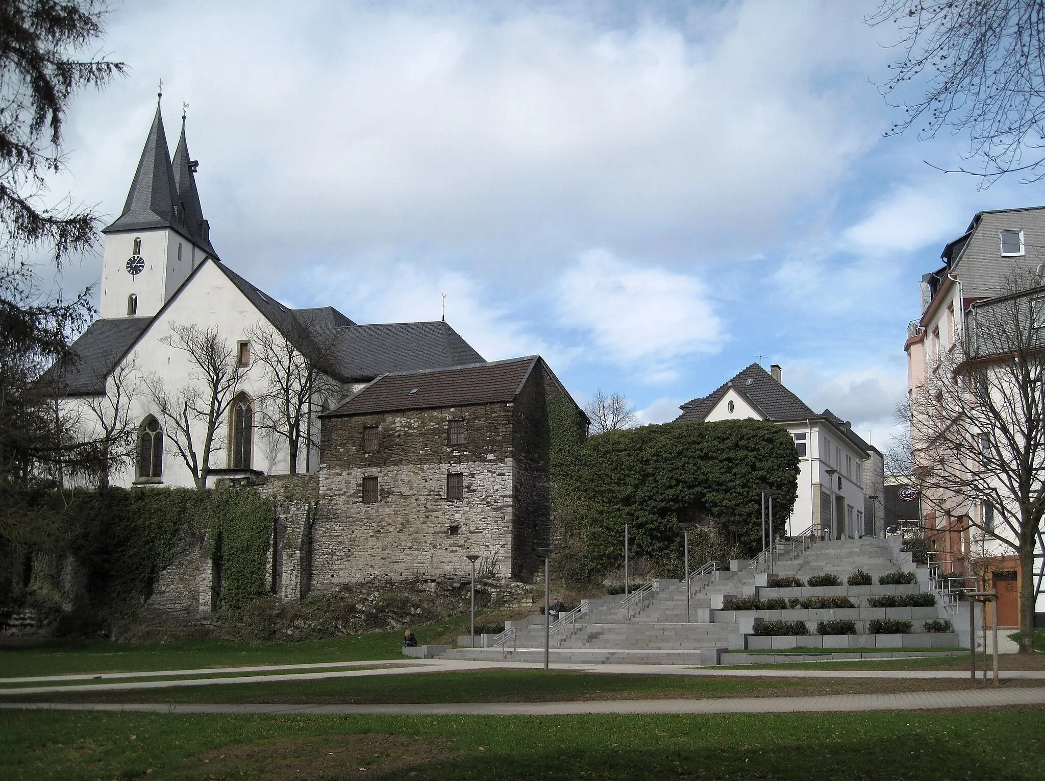 Photo showing: Oberste Stadtkirche, Stadtmauerreste mit in die Stadtmauer gebautem ehemaligem Burgmannshaus und dem Treppenaufgang zum Am Bilstein in Iserlohn.