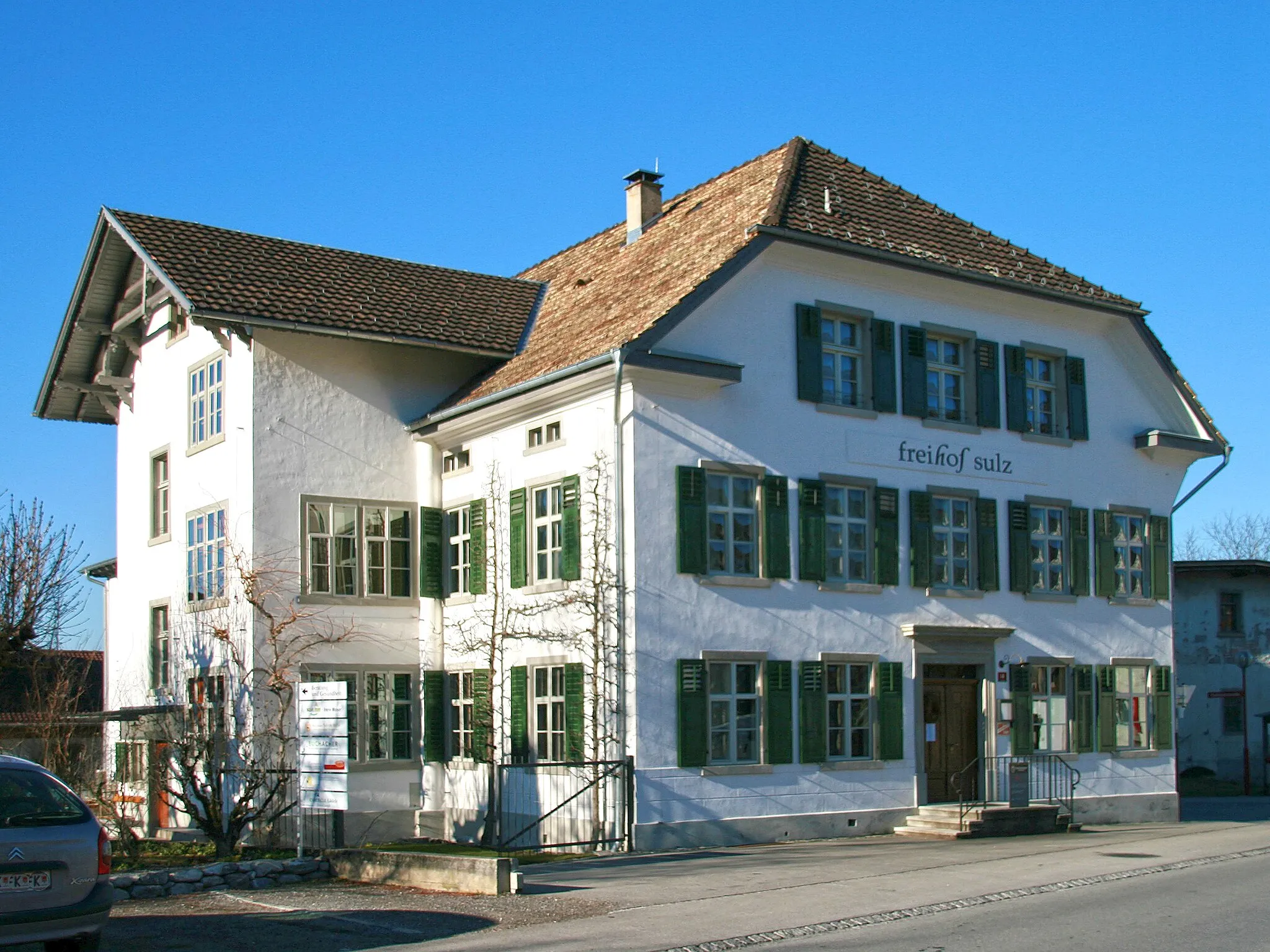 Photo showing: der Freihof Sulz, 1796 erstmals urkundlich erwähnt, in der Schützenstrasse Nr.14 in Sulz. *** Eine Malerei des Künstlers Florus Scheel aus dem Jahre 1896 spiegelt im so genannten "ägyptischen Zimmer" die Sehnsucht nach fernen Ländern der damaligen Zeit wider. *** 1914 erwirbt Wilhelm Zettler, der Großvater der heutigen Besitzerin, das Anwesen. ***