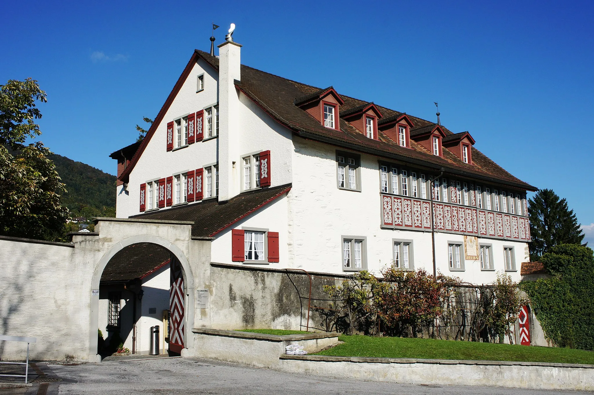 Photo showing: Die Burg steht nordöstlich der kath. Kirche in Rebstein. Blick aus südwestlicher Richtung auf den gemauerten Torbogen, der zum Innenhof führt. Der Hauptteil des Gebäudes ist gemauert. Der südöstliche Teil des 3. Stockwerkes besteht aus einem mit Malereien verziertem Fachwerk.