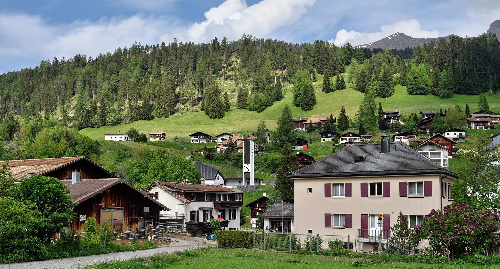 Photo showing: Churwalden in the Swiss canton of Graubünden (Grisons) as seen from the West. The Protestant church, erected in 1968, is seen in the left of the image centre.