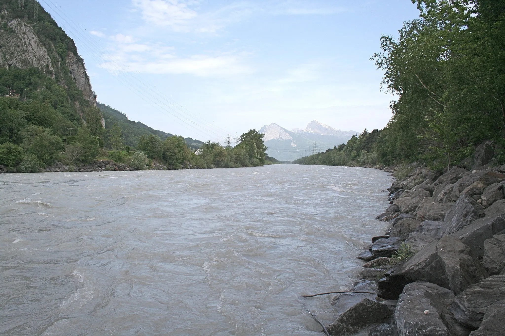 Photo showing: Alpenrhein bei Mastrils Richtung Norden, hinten Freileitungskreuzungen beim Unterwerk Sarelli