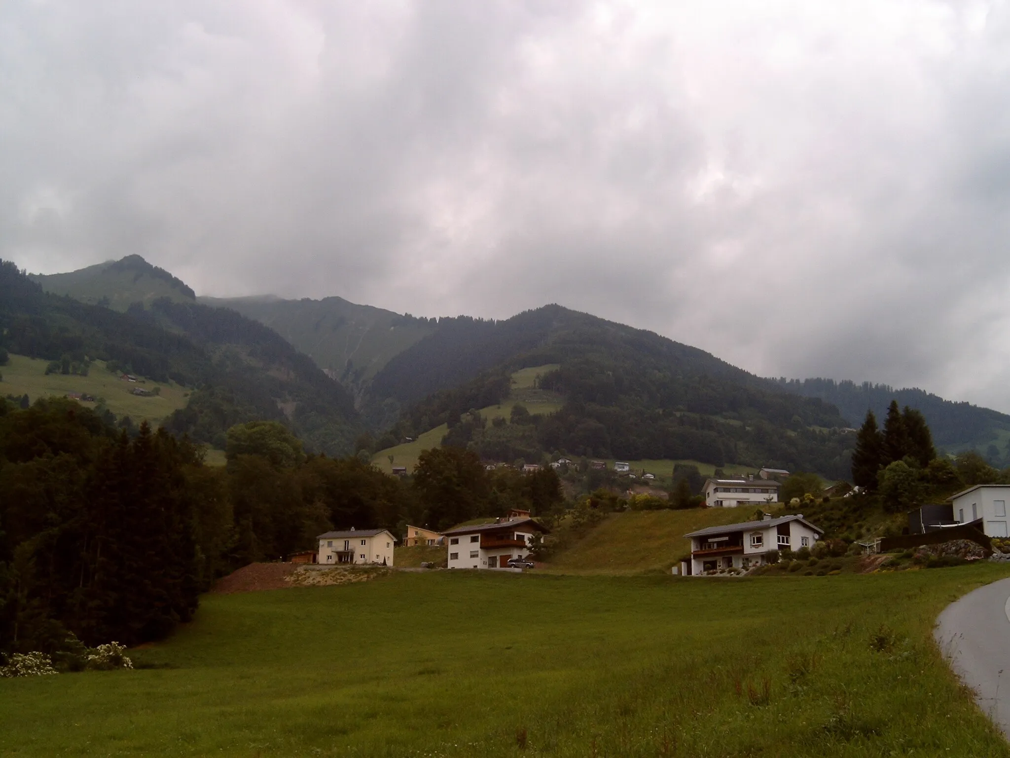 Photo showing: Thüringerberg, view in the street