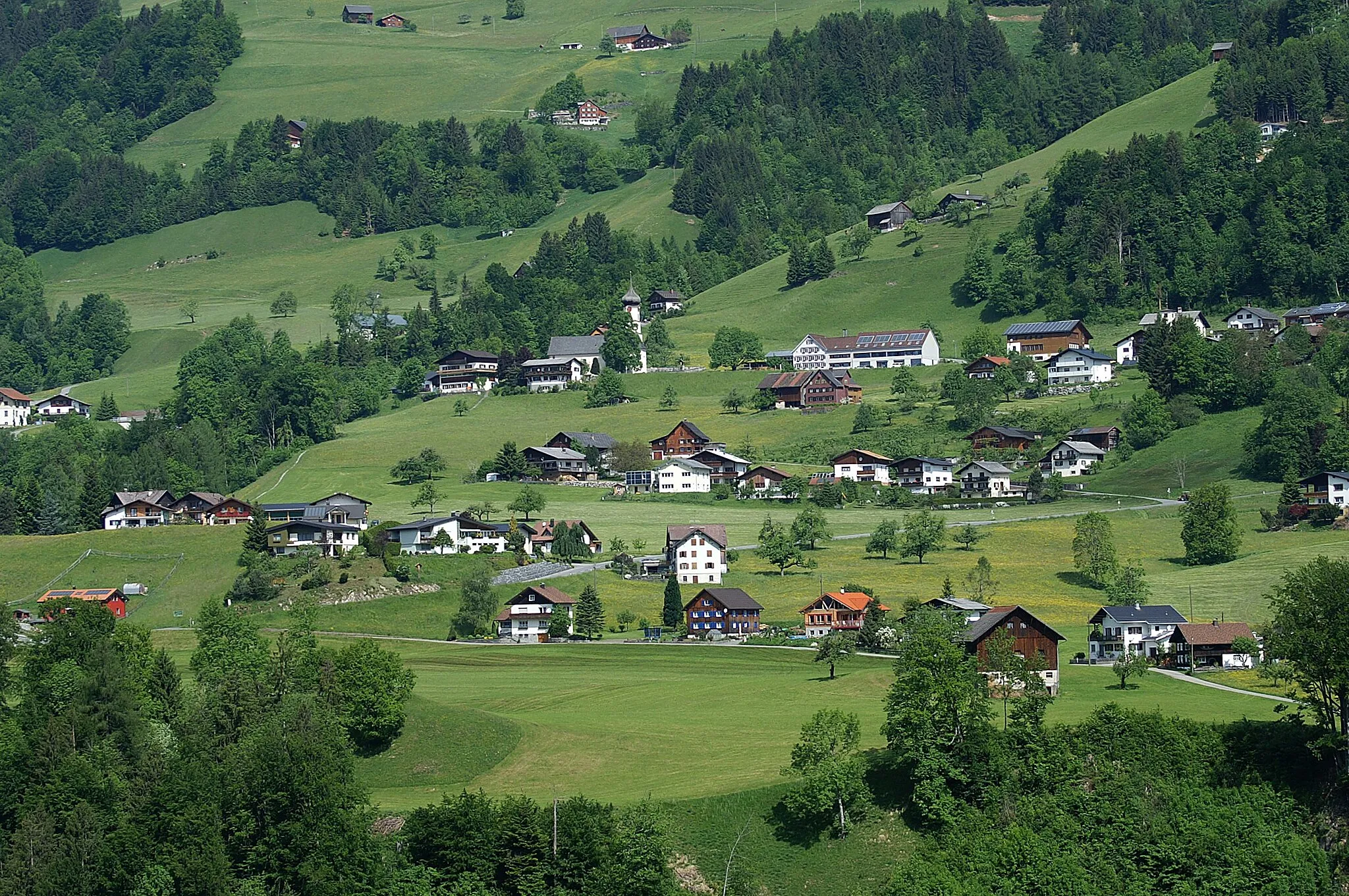 Photo showing: der Ortskern von Thüringerberg im grossen Walsertal, Vorarlberg. Blick von der L88, Ludesch / Raggal.