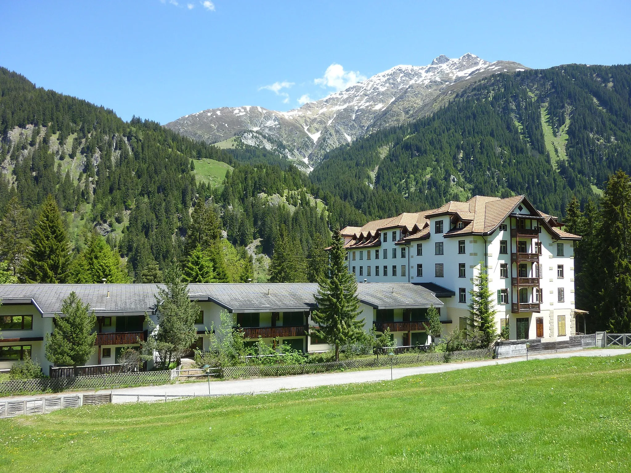 Photo showing: ehemaliges Hotel Tenigerbad im de:Val Sumvitg