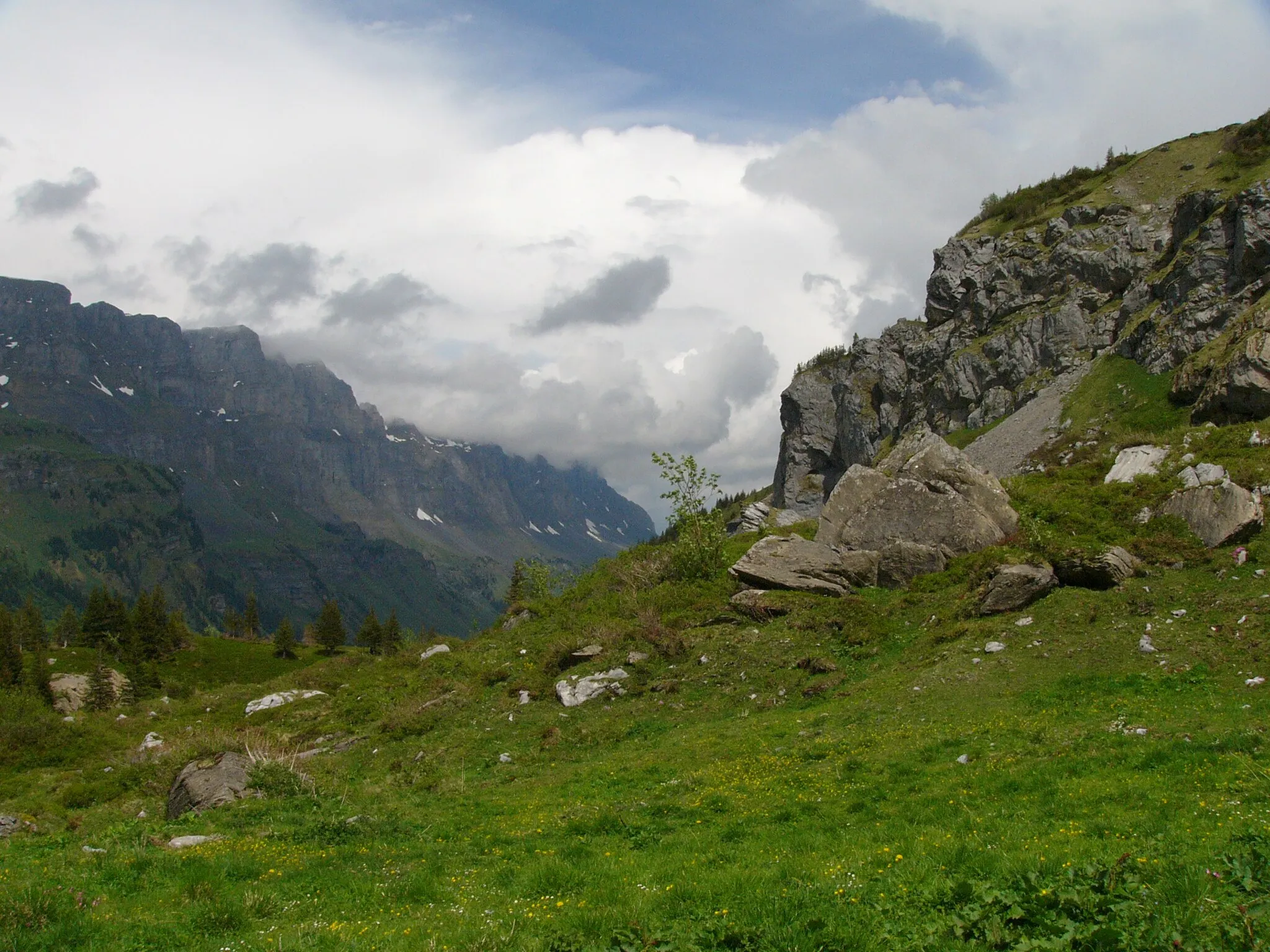 Photo showing: Klausen Pass (el. 1948 m.) is a high mountain pass in the Swiss Alps connecting the cantons of Uri and Glarus.