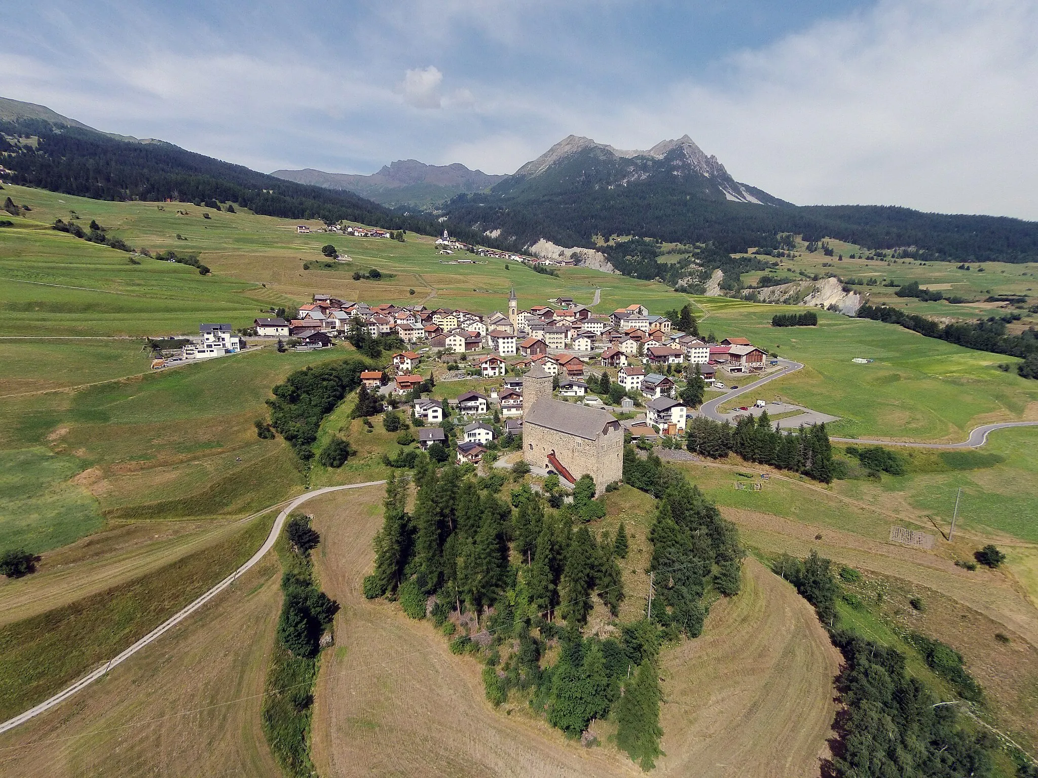 Photo showing: Aerial recording of Burg Riom (Riom-Parsonz, Grisons, Switzerland)