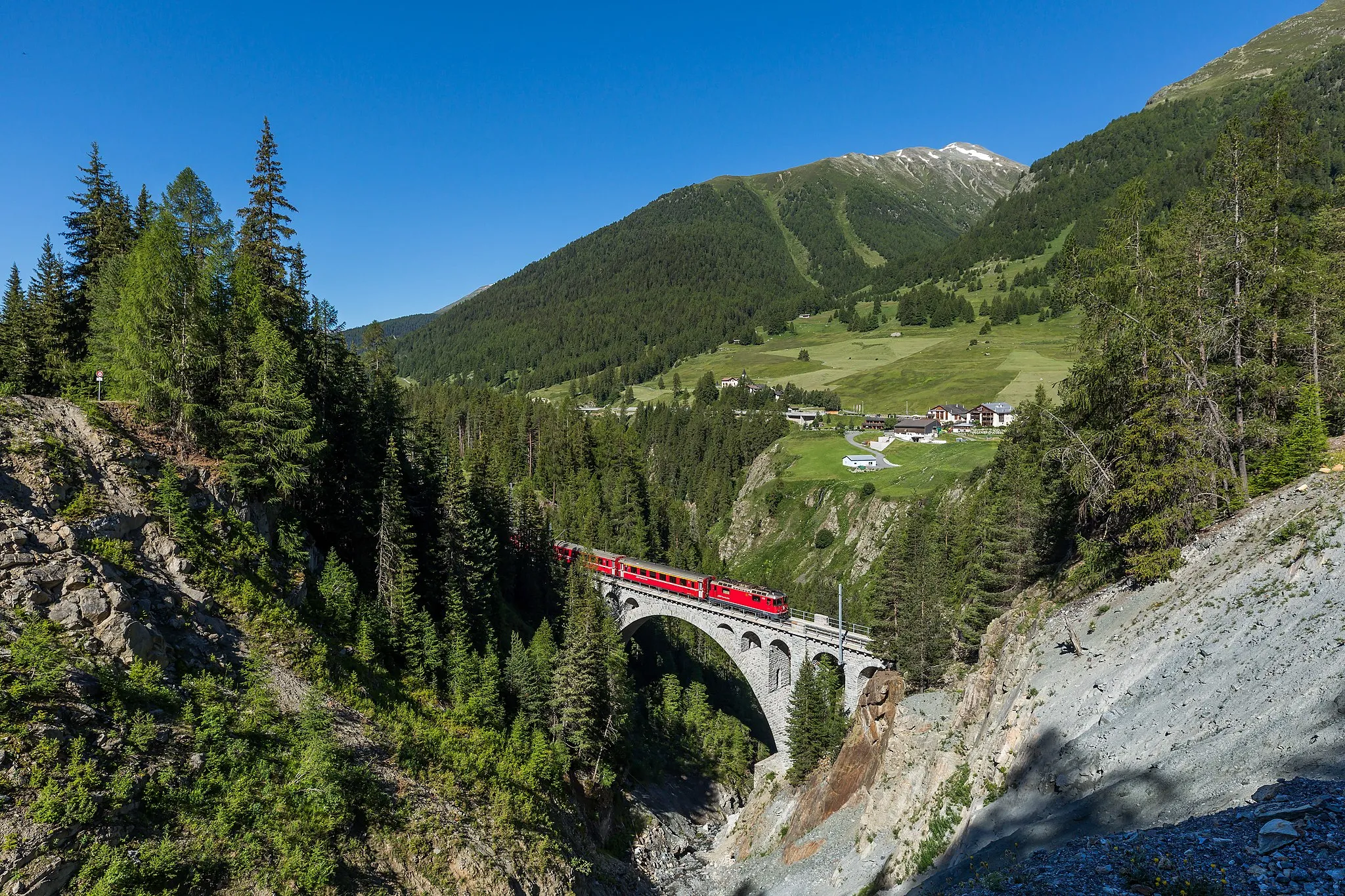 Photo showing: RhB Ge 4/4 II 612 crosses the Val Mela viaduct with local train R 1928 Pontresina - Scuol-Tarasp