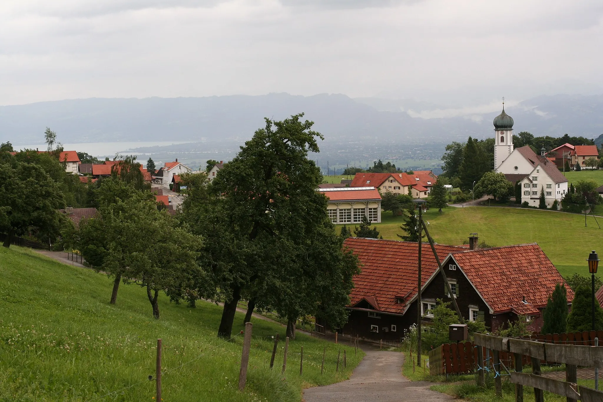 Photo showing: Grub SG, Gemeinde Eggersriet. Blick richtung Bodensee und auf die katholische Kirche im Dorf.