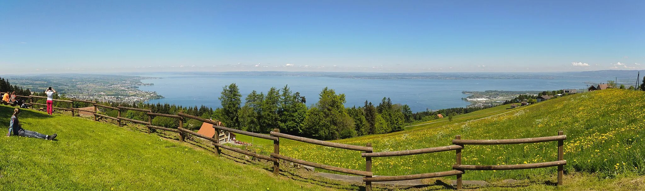 Photo showing: Bodensee - Fünfländerblick bei Grub (SG), links Rorschach, Horn, Arbon und Romanshorn, ganz rechts Altenrhein, auf dem gegenüberliegenden deutschen Ufer Friedrichshafen, Langenargen, Wasserburg und Lindau