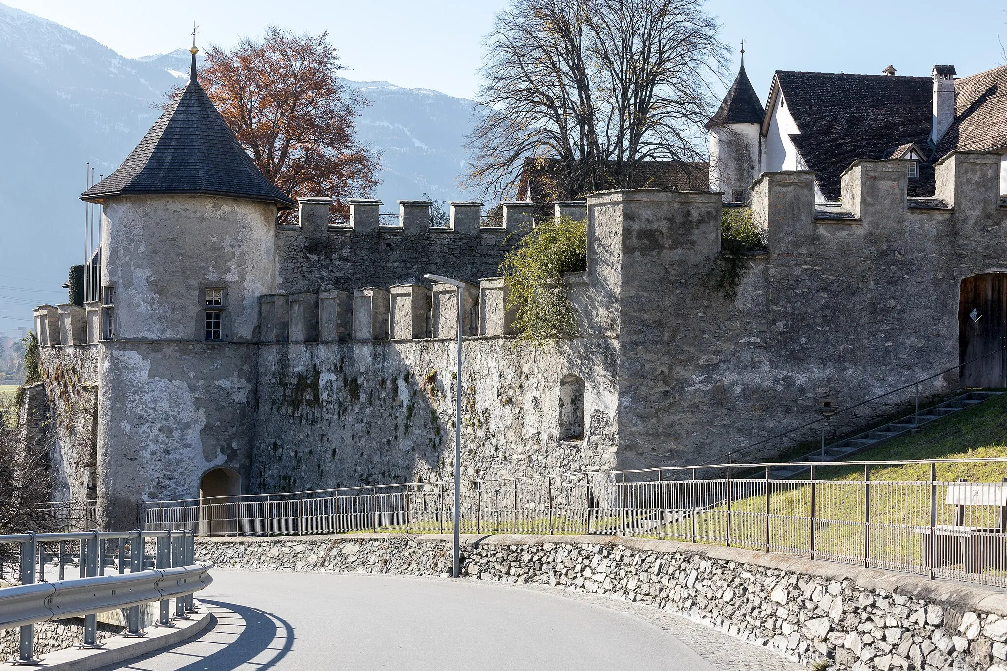 Photo showing: Walls of Haldenstein castle, canton of Grisons, Switzerland-