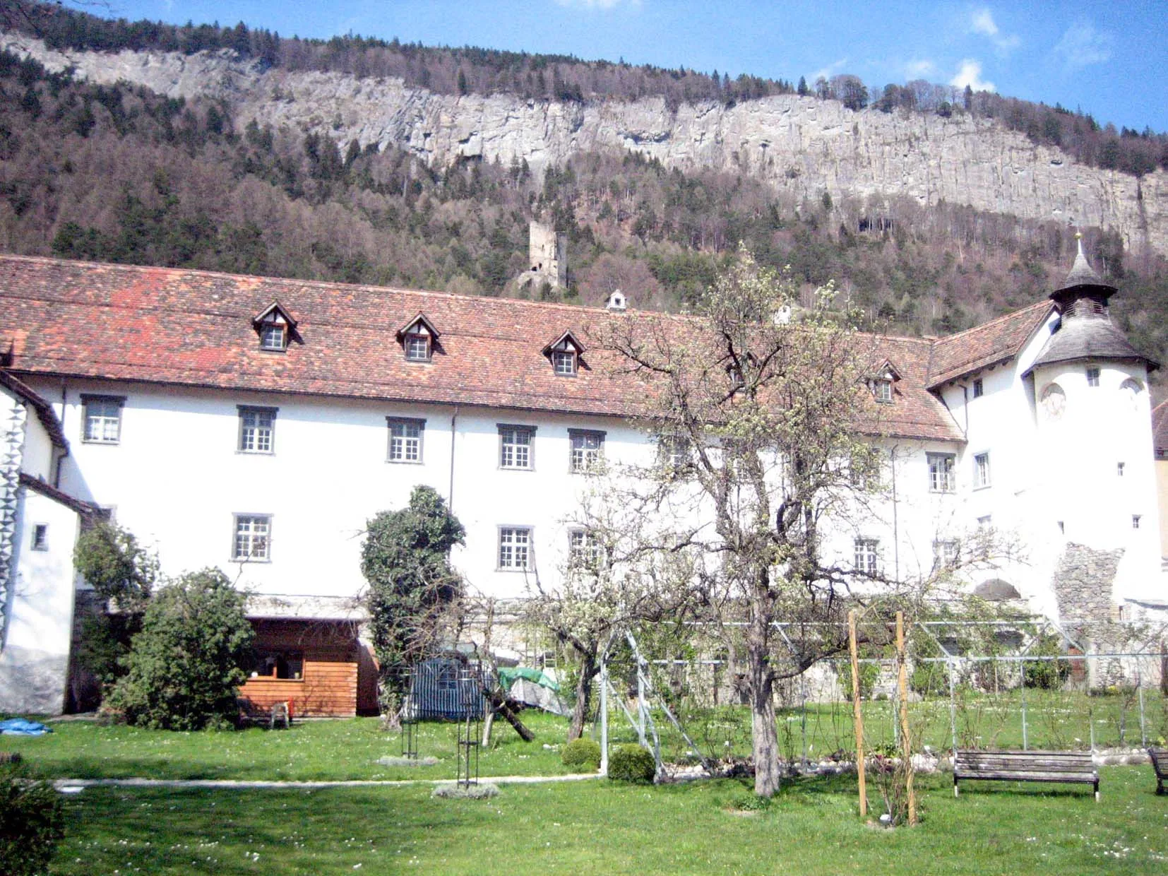 Photo showing: Hauptgebäude,im Hintergrund die Burg Haldenstein