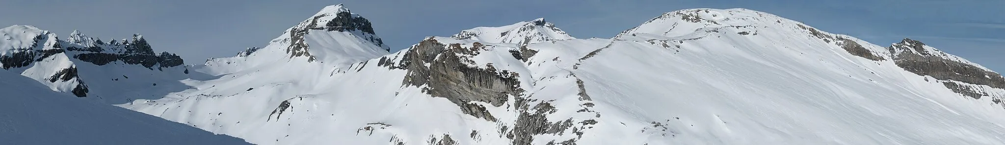 Photo showing: Panorama of mountains in Flims - from left Ofen, Tschingelhörner, Atlas (covering the higher Piz Segnas), Piz Dolf, Fil de Cassons