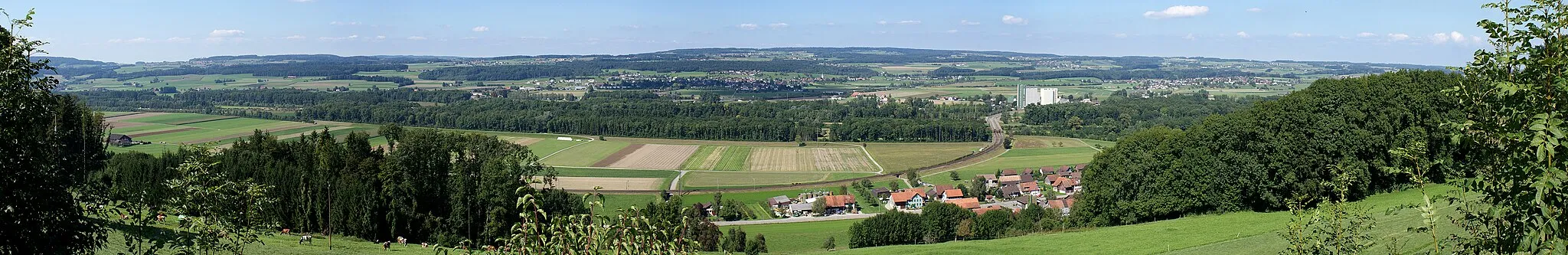 Photo showing: Thurtal mit dem Seerücken.
Der Versuch vom Seerücken so viel wie möglich auf einem Panorama abzubilden führte mich auf den Wellenberg. Auf der Fahrt von Harenwilen hinunter zum Dorf Hüttlingen bin ich am Geigenhof vorbeigekommen. Der Zwischenhalt scheint sich gelohnt zu haben. Im Blickfeld das Thurtal. Unten das Dorf Eschikofen, in der Bildmitte Müllheim und weiter oben am Seerücken das Dorf Homburg.
EXIF Daten der ersten von 4 Querformataufnahmen:
SONY DSLR-A300
27.08.2008 15:38:29
1/320 s - f/10 - ISO 200 - 35 mm / 52 mm
Aufnahmestandort - Höhe / Koordinaten:
519 m	- 717551 / 270688
(47° 34' 34.9“ N, 9° 0' 3.9“ E)  
(47.576361°, 9.001083°)

Blickrichtung: 0° -  Öffnungswinkel: ca. 120°