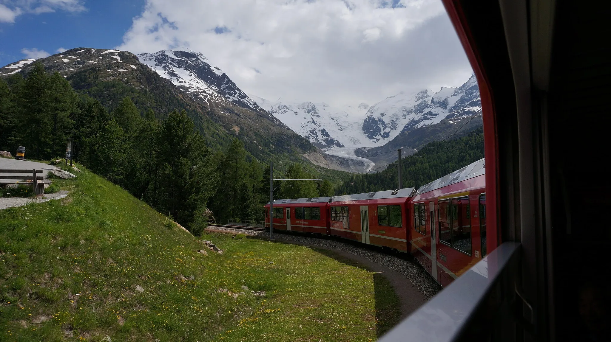 Photo showing: The Morteratsch Glacier (Vadret da Morteratsch) in Switzerland seen from Bernina Line of Rhätische Bahn. (Jun, 2013)