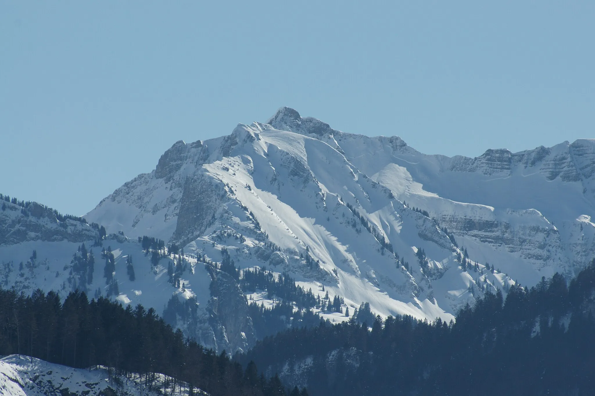 Photo showing: Der Klippern 2.066m, von Mellau fotografiert, liegt im Bregenzerwaldgebirge zwischen der Kanisfluh und der Damülser Mittagsspitze.