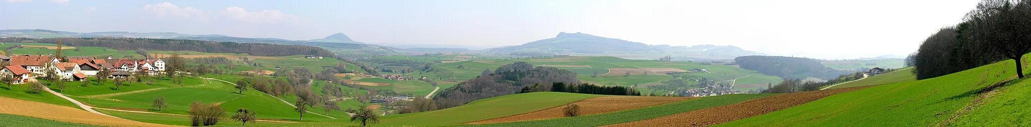 Photo showing: Opfertshofen with the Hegau volcanoes in the background