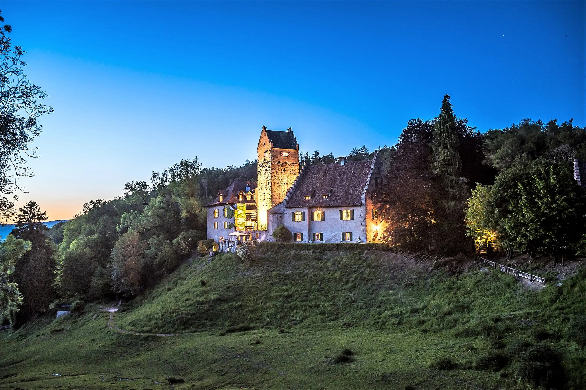 Photo showing: Schloss Liebenfels in der Abenddämmerung