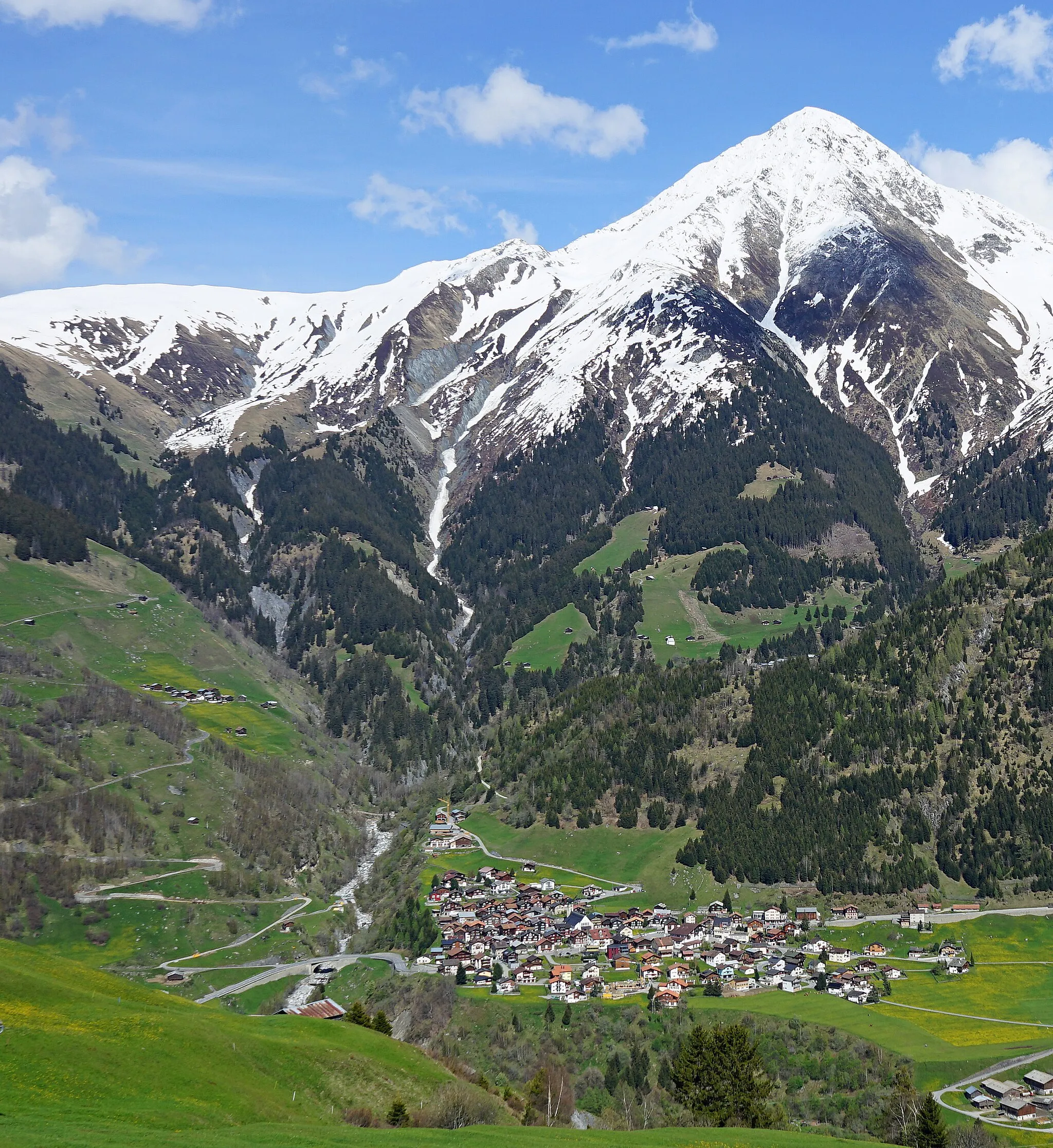 Photo showing: Curaglia, Soliva und Piz Muraun, Val Medel, Switzerland