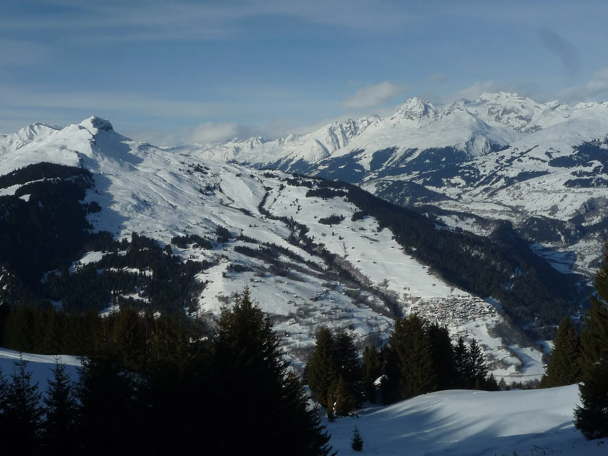 Photo showing: Luven from above Riein - with Piz Mundaun and Brigelserhörner on the horizon to the right
