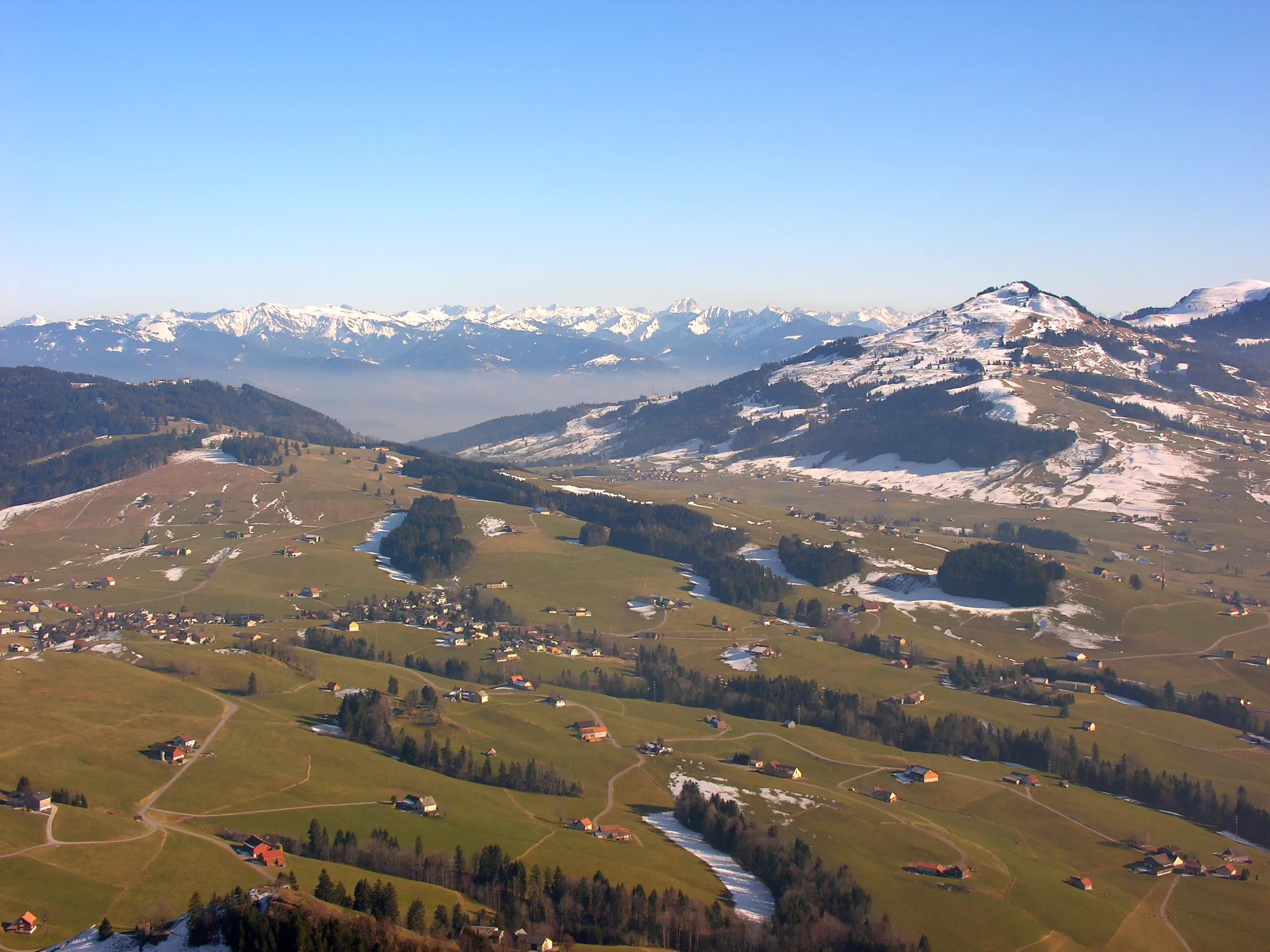 Photo showing: Aerial View towards the Southeast with Appenzell Meistersrüte (front), the Hirschberg (left), Appenzell Eggerstanden (back), the Fähnerenspitz, and the the Austrian Western Alps