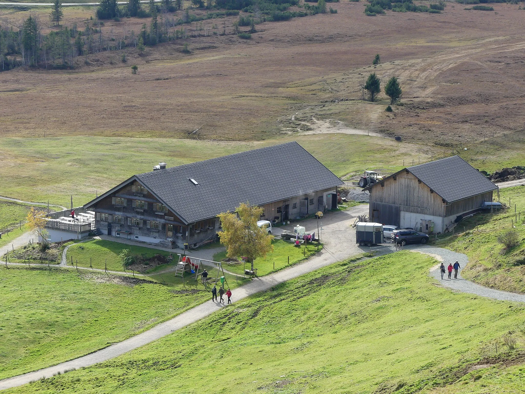 Photo showing: Die Alphütte der Moosalpe liegt am Rande des Naturschutzgebietes Kojenmoos in der österreichischen Gemeinde Riefensberg.