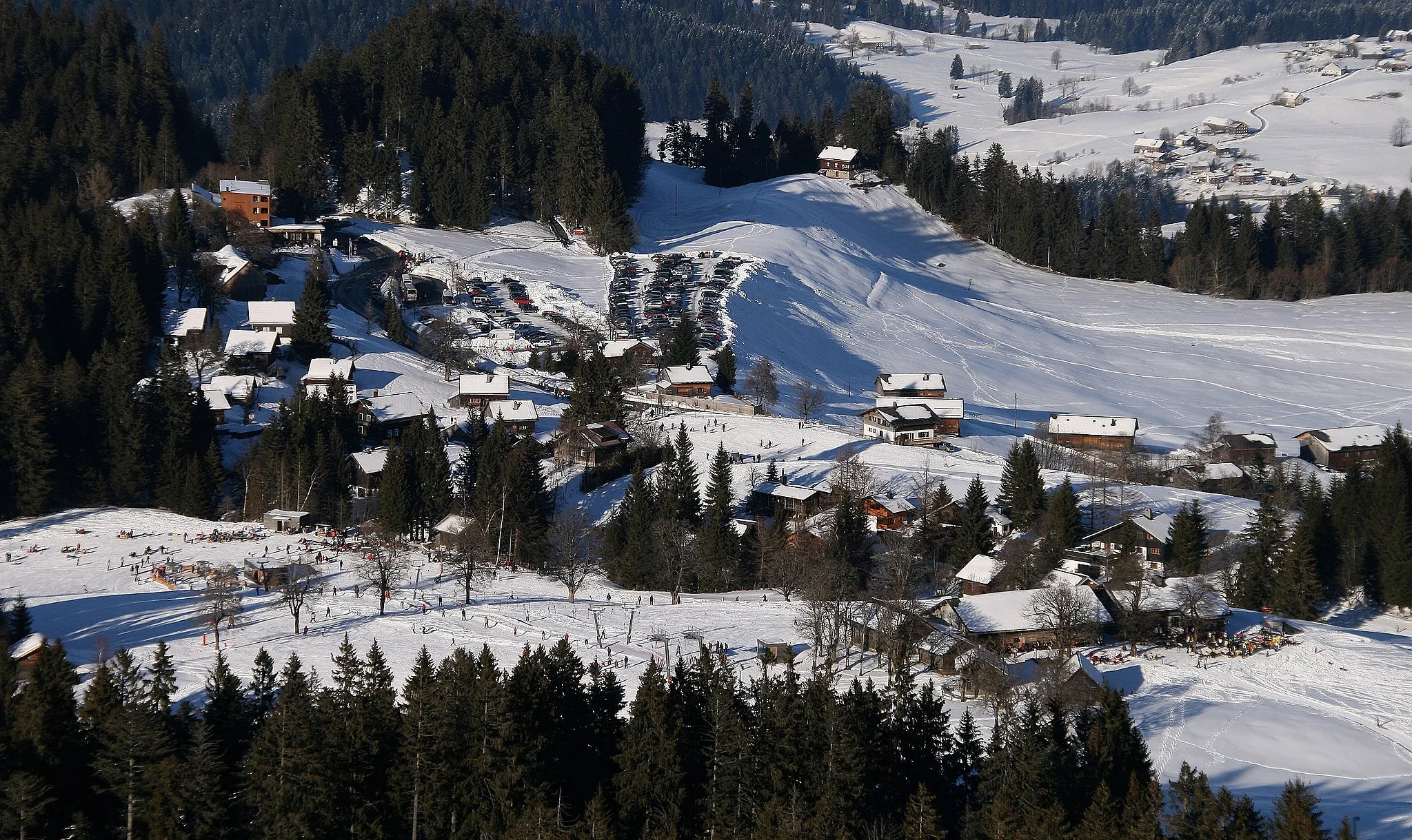 Photo showing: Bödele, im Vordergrund links der Lift Oberlose, rechts die Meierei. Blick von der Bergstation Lanklift.