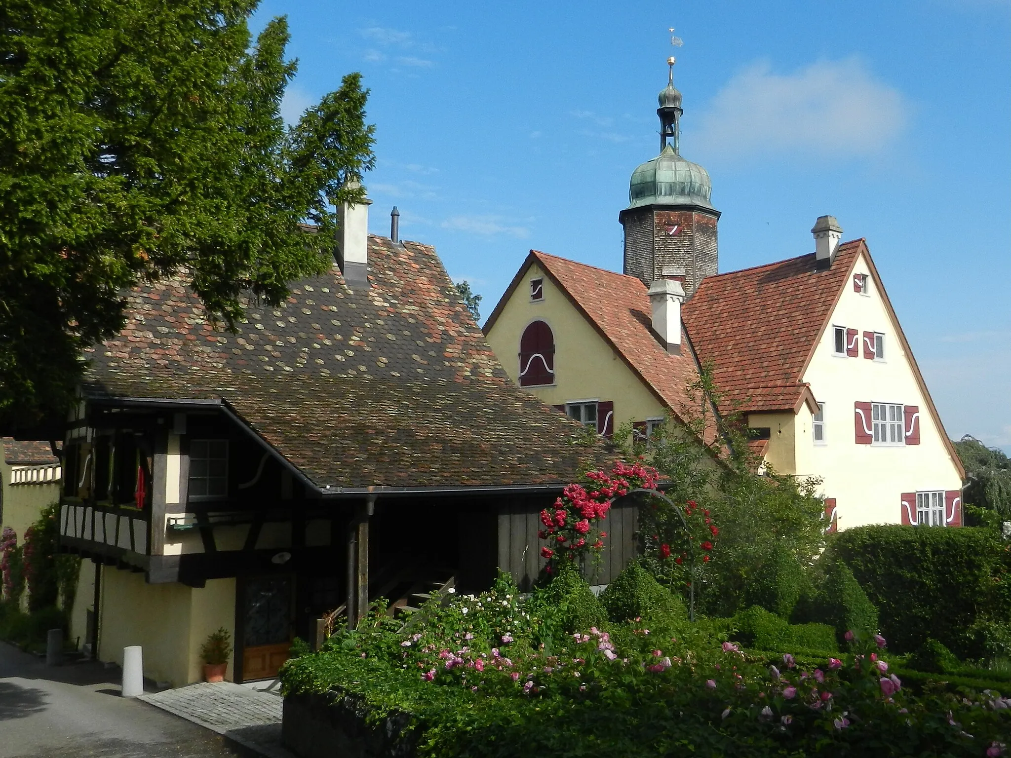 Photo showing: Das Schloss Greifenstein steht in der Politischen Gemeinde Thal auf dem Buchberg mit Sicht auf den Bodensee. Es wurde 1560 durch den St. Galler Bürgermeister und Reformator Vadian, dessen Tochter und ihren Mann erbaut. Es befindet sich heute in Privatbesitz.