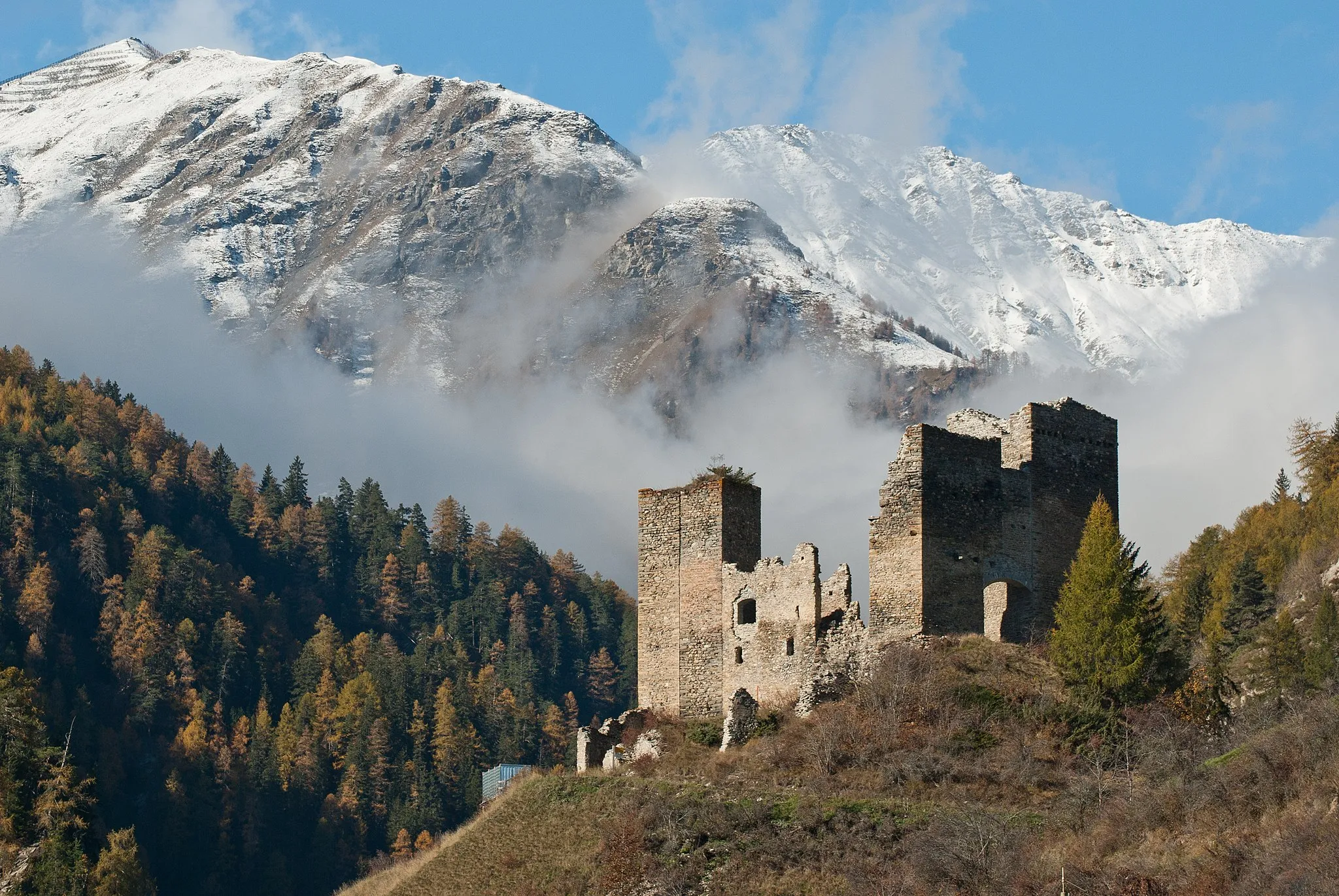 Photo showing: Tschanüff castle, in the background parts of the Piz Spadla mountain, in Switzerland.