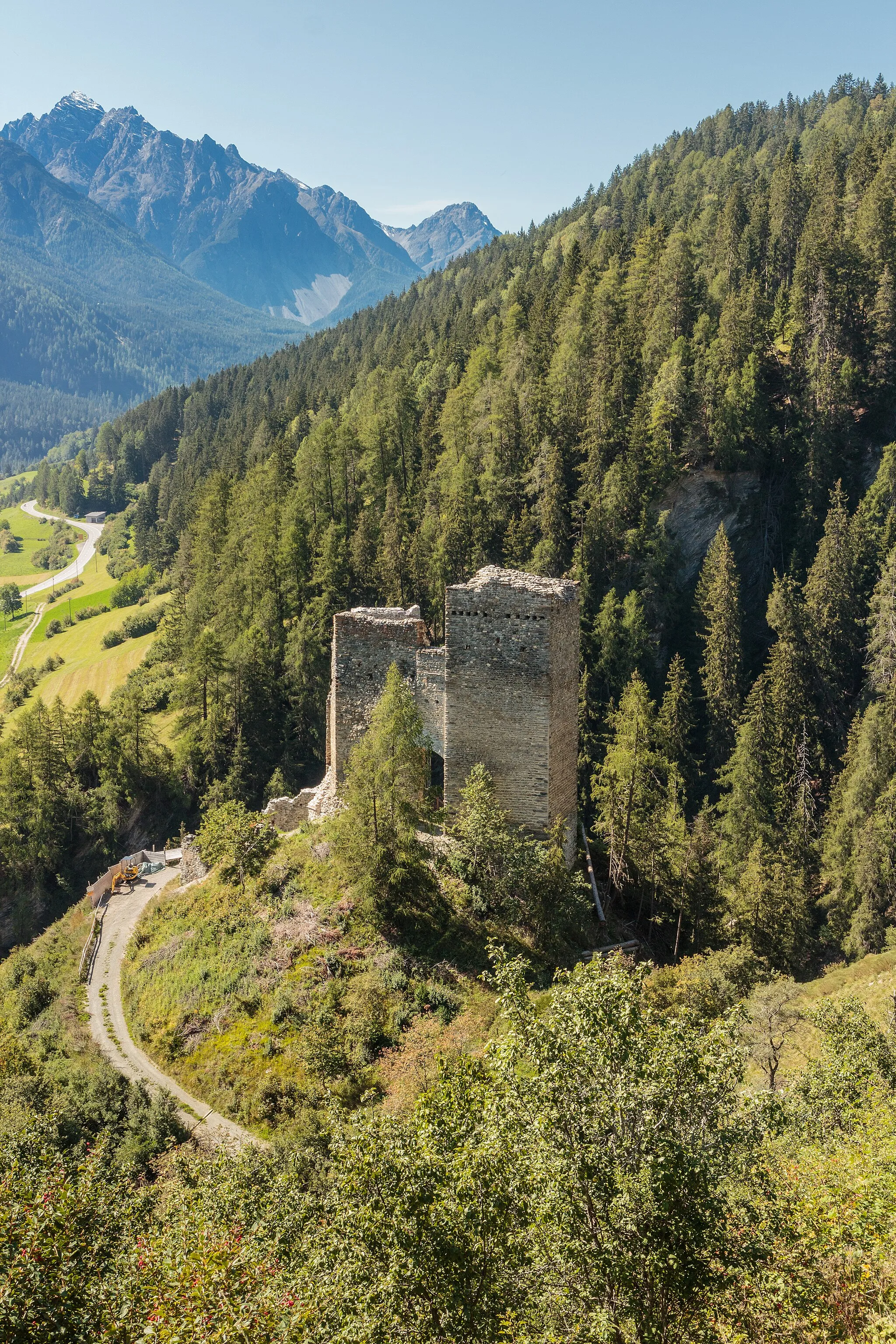 Photo showing: Mountain tour from Val Sinestra to Ramosch. Tschanüff Ramosch Castle.