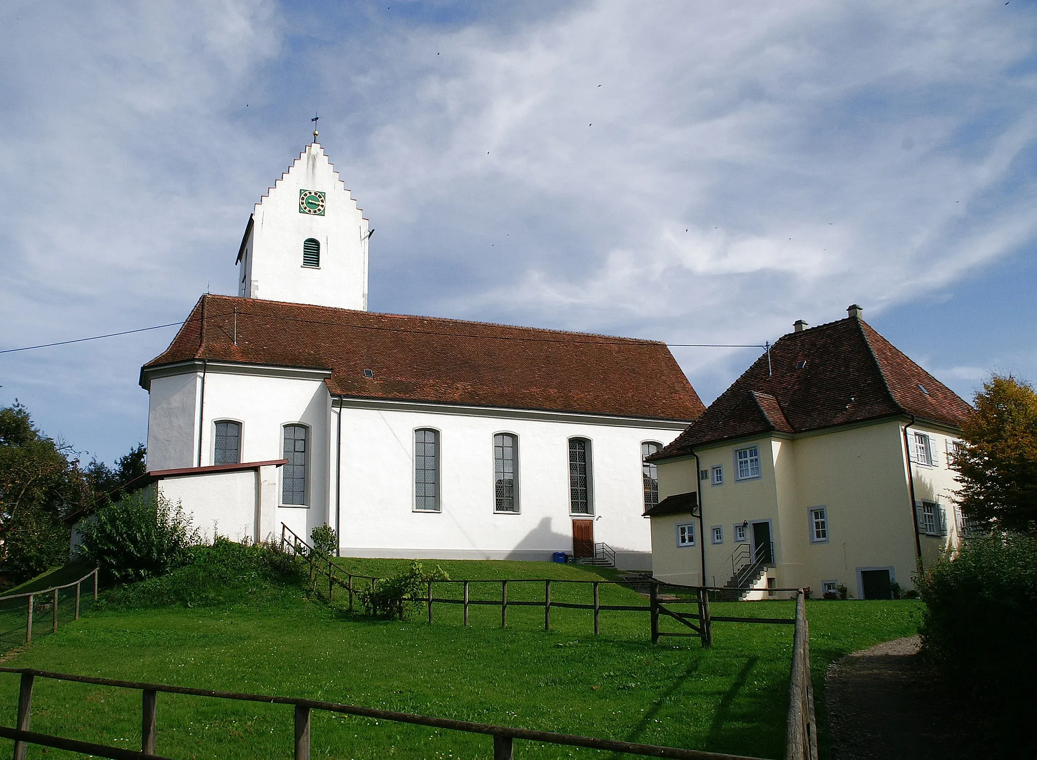 Photo showing: Die katholische Cosmas und Daminan-Kirche in D-78355 Hohenfels,  Ortsteil Liggersdorf von Westen mit KONIKA MINOLTA 7D