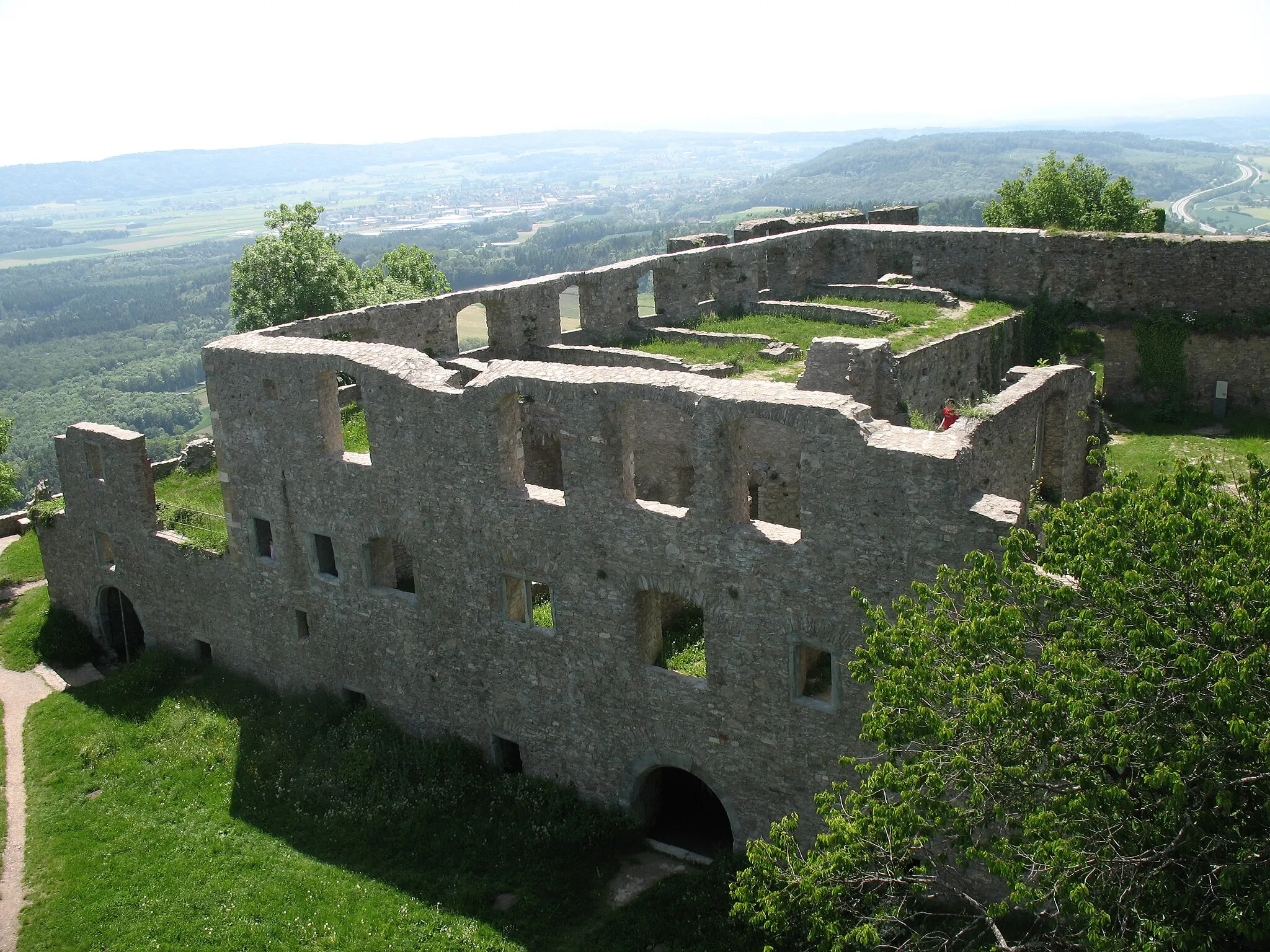 Photo showing: Der Südteil des Herzogsburg, Blick vom Kirchturm auf die Ostfassade.