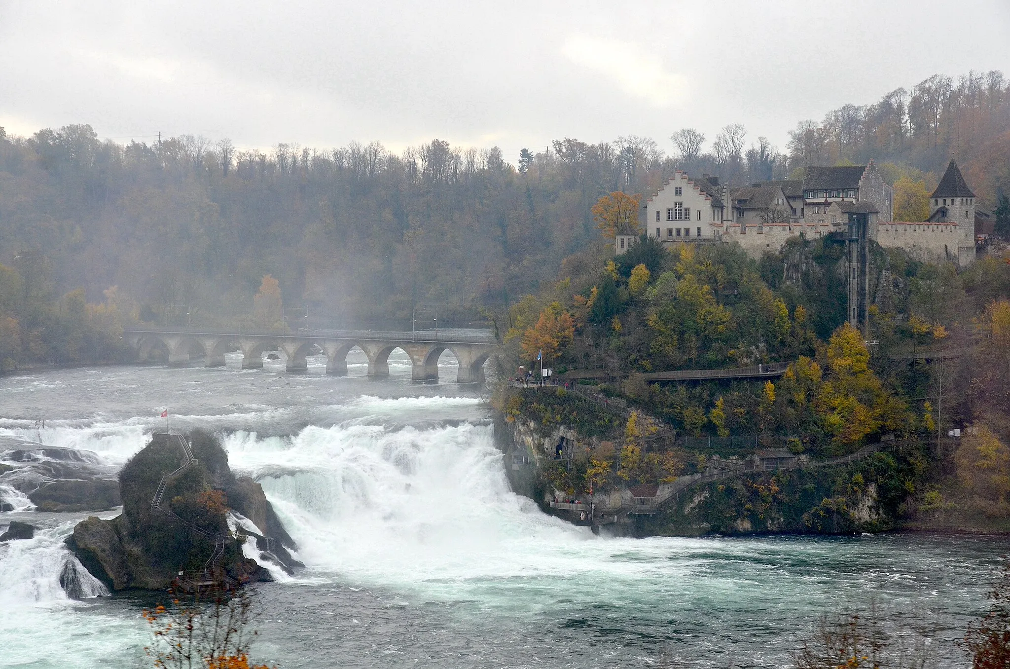 Photo showing: Rheinfall mit Rheinfallbrücke und Schloss Laufen in der Schweiz